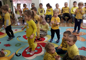 Dzieci bawią się przy piosence pt "Kotki".